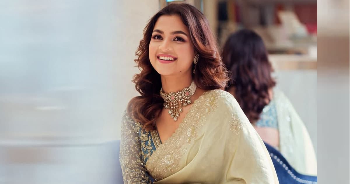 শাড়িতে নান্দনিক সাদিয়া