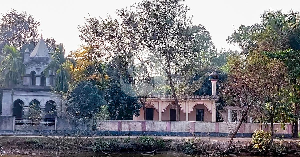 বীরগঞ্জে সম্প্রীতির প্রতীক, মসজিদ-মন্দির