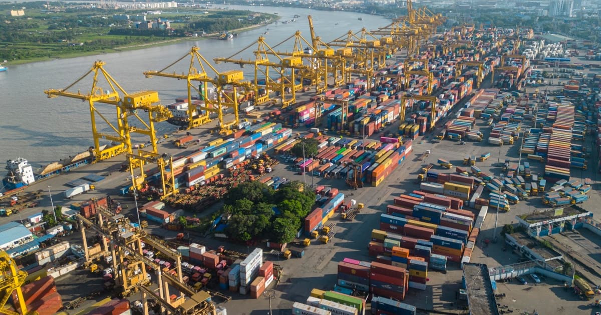 অনির্দিষ্টকালের কর্মবিরতিতে বন্দরে ‘অচলাবস্থা’