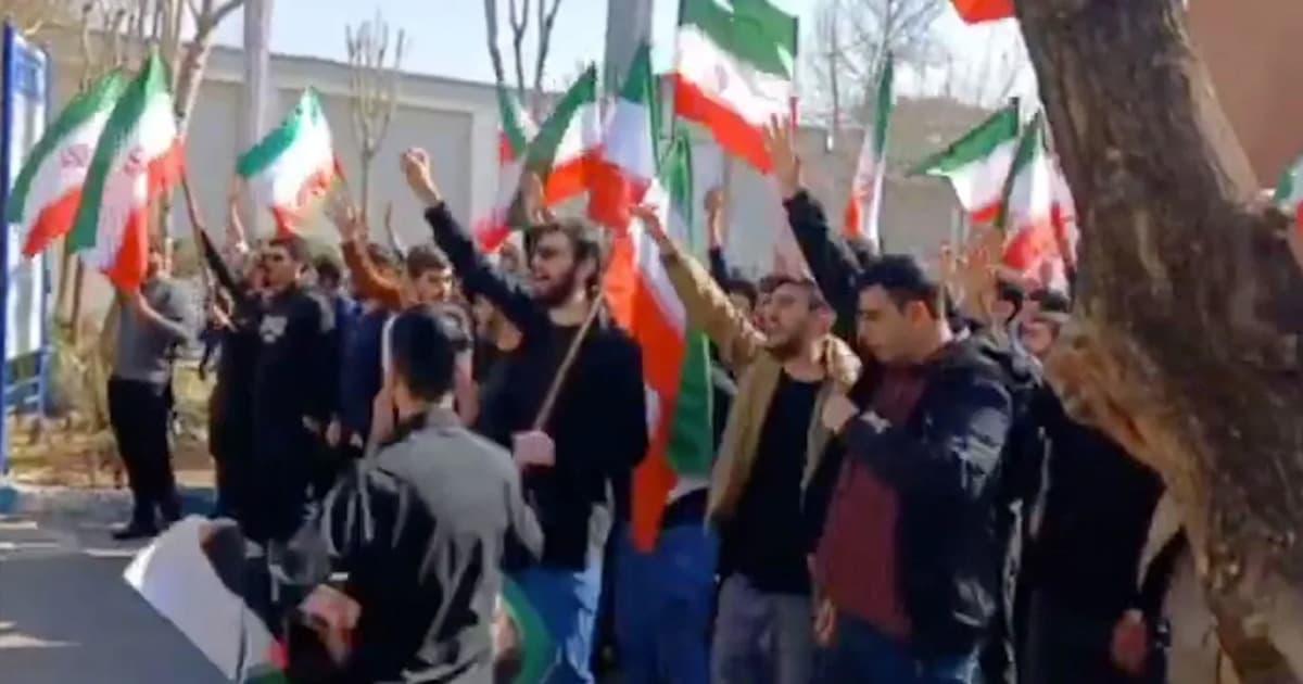 এবার শিক্ষার্থীদের সরকারবিরোধী বিক্ষোভে উত্তাল ইরান