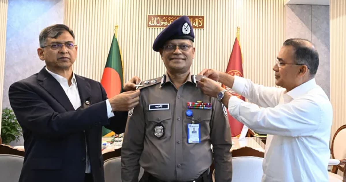 নতুন আইজিপির আনুষ্ঠানিক র‍্যাংক ব্যাজ পরিধান