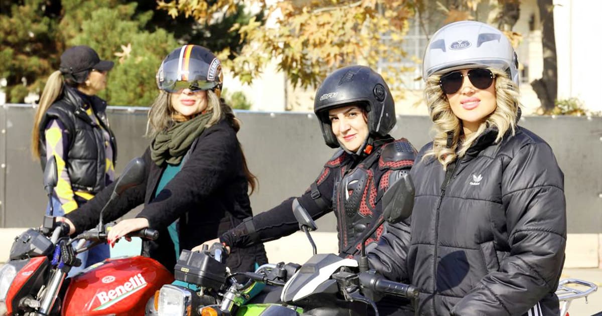 মোটরসাইকেল চালাতে পারবেন ইরানি নারীরাও