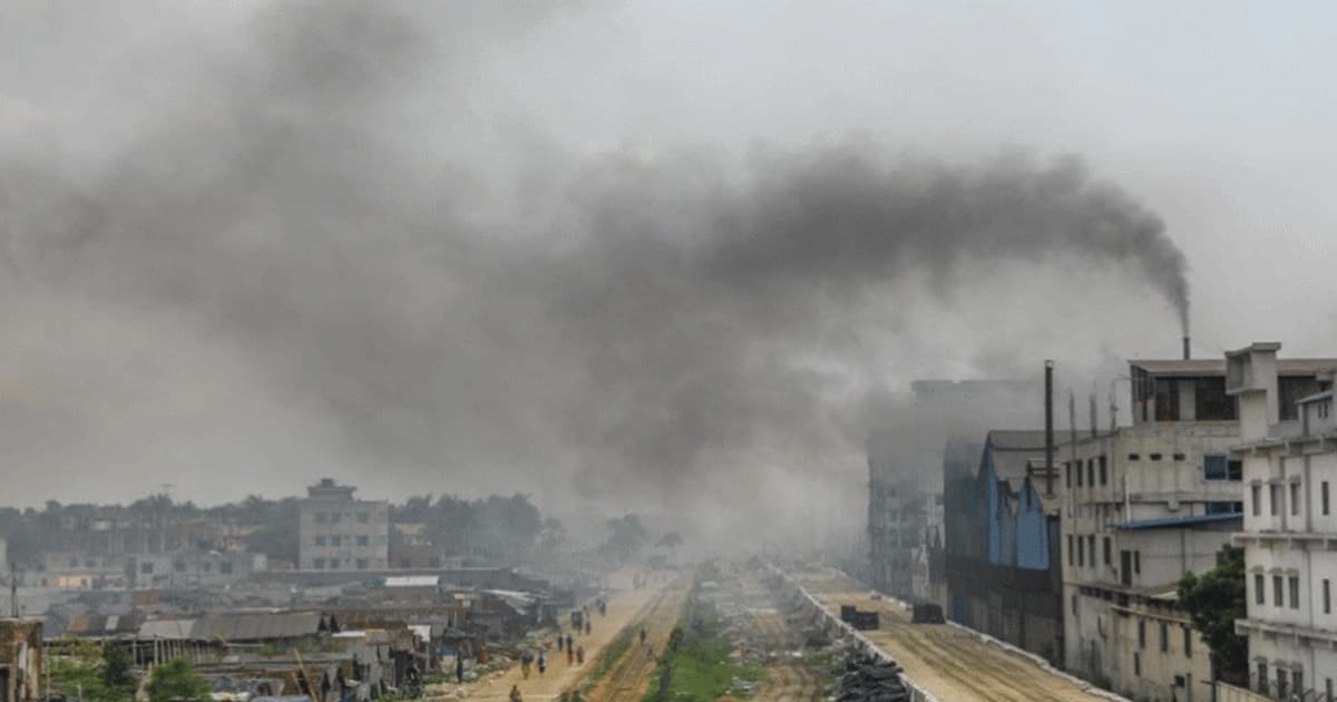 আবারও বায়ুদূষণে শীর্ষে ঢাকা