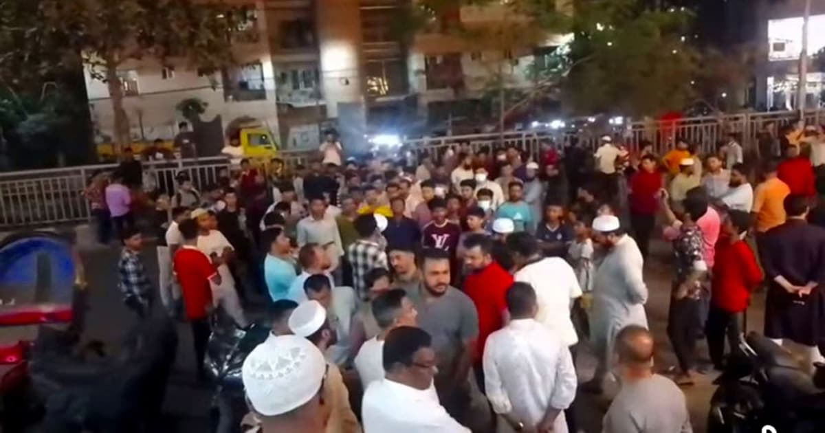 মোহাম্মদপুরে থানা ঘেরাও করে বিক্ষোভ