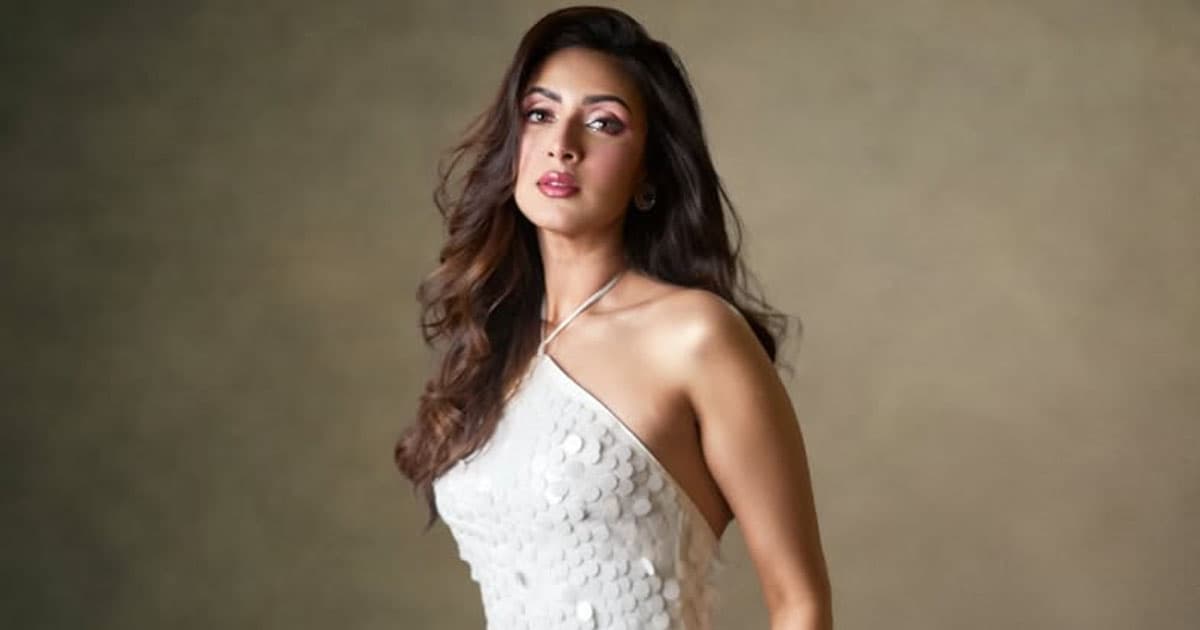 মীমের লুকে একরাশ শুভ্রতা