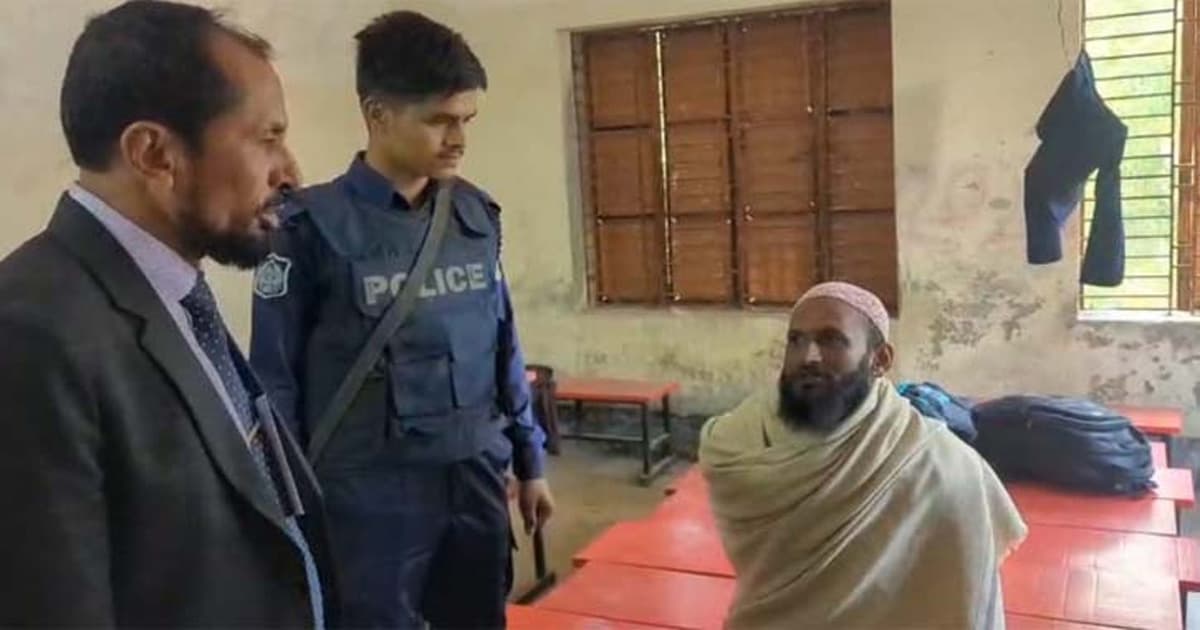 ভোটকেন্দ্রের গোপন কক্ষে ছবি তোলায় কুয়াকাটায় আটক ১