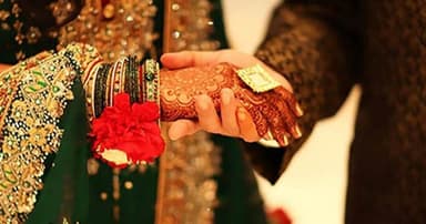 বিয়ে করতে গিয়ে লিফটে আটকে গেল বর, দেয়াল ভেঙে উদ্ধার