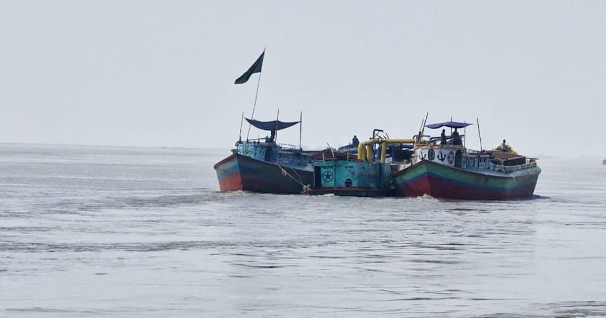ভারতীয় জলসীমায় বাল্কহেড-নৌযান, আতঙ্কিত চাঁপাইনবাবগঞ্জের সীমান্তবাসী