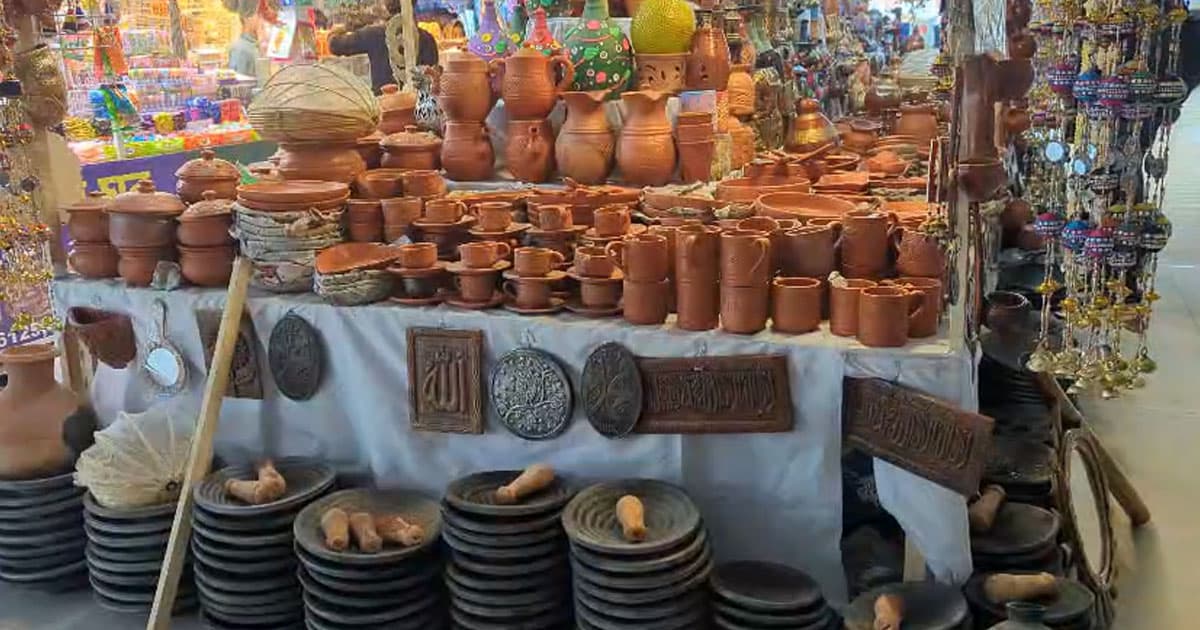 বাণিজ্য মেলায় বিশেষ আকর্ষণ মাটির তৈজসপত্র