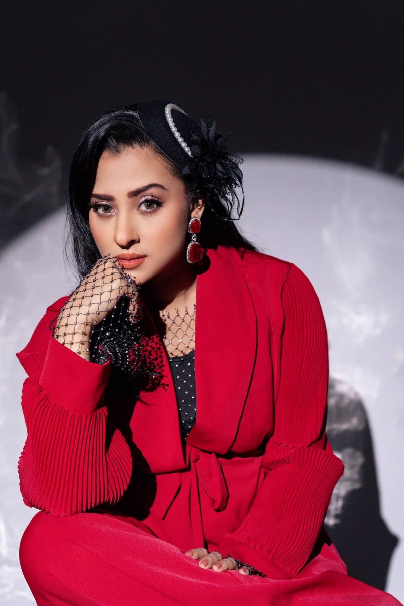 কাজের ফাঁকে নায়িকার ফ্যাশন সেন্স বরাবরের মতোই ভক্তদের মাঝে নজর কাড়ছে।