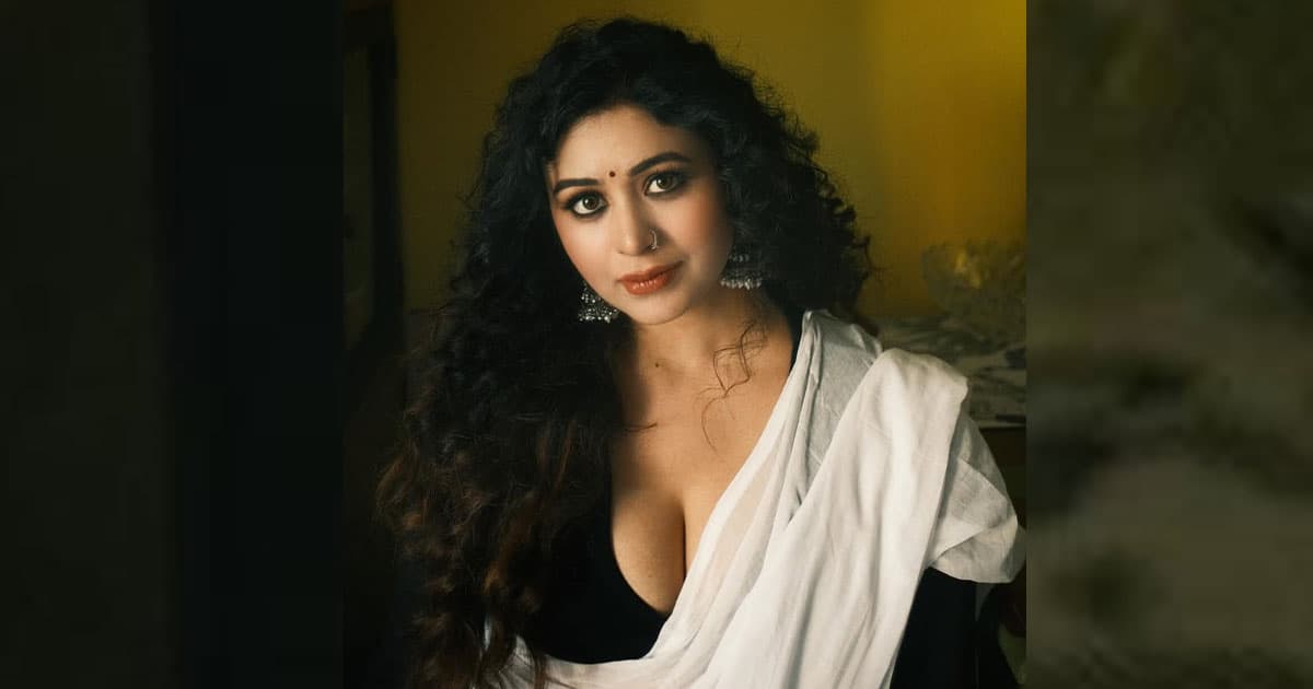 ব্ল্যাক অ্যান্ড হোয়াইট চার্মে ঋতাভরী