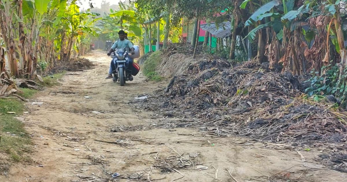 পাকা সড়কের অপেক্ষায় নামা শিকারপুরের মানুষ