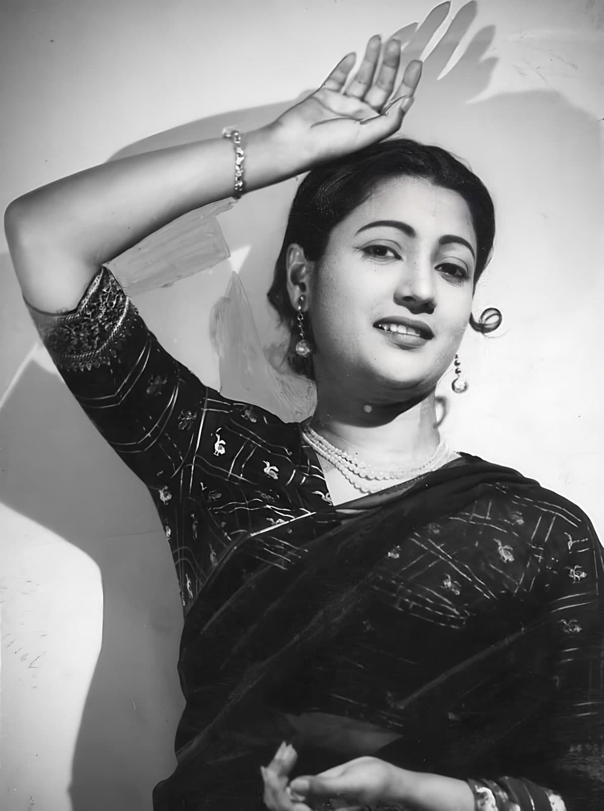 ১৯৫২ সালে ‘শেষ কোথায়’ ছবির মাধ্যমে চলচ্চিত্রে অভিষেক, তবে উত্তম কুমারের বিপরীতে ১৯৫৩ সালে মুক্তিপ্রাপ্ত ‘সাড়ে চুয়াত্তর’ সিনেমাই তাকে এনে দেয় ব্যাপক পরিচিতি।
