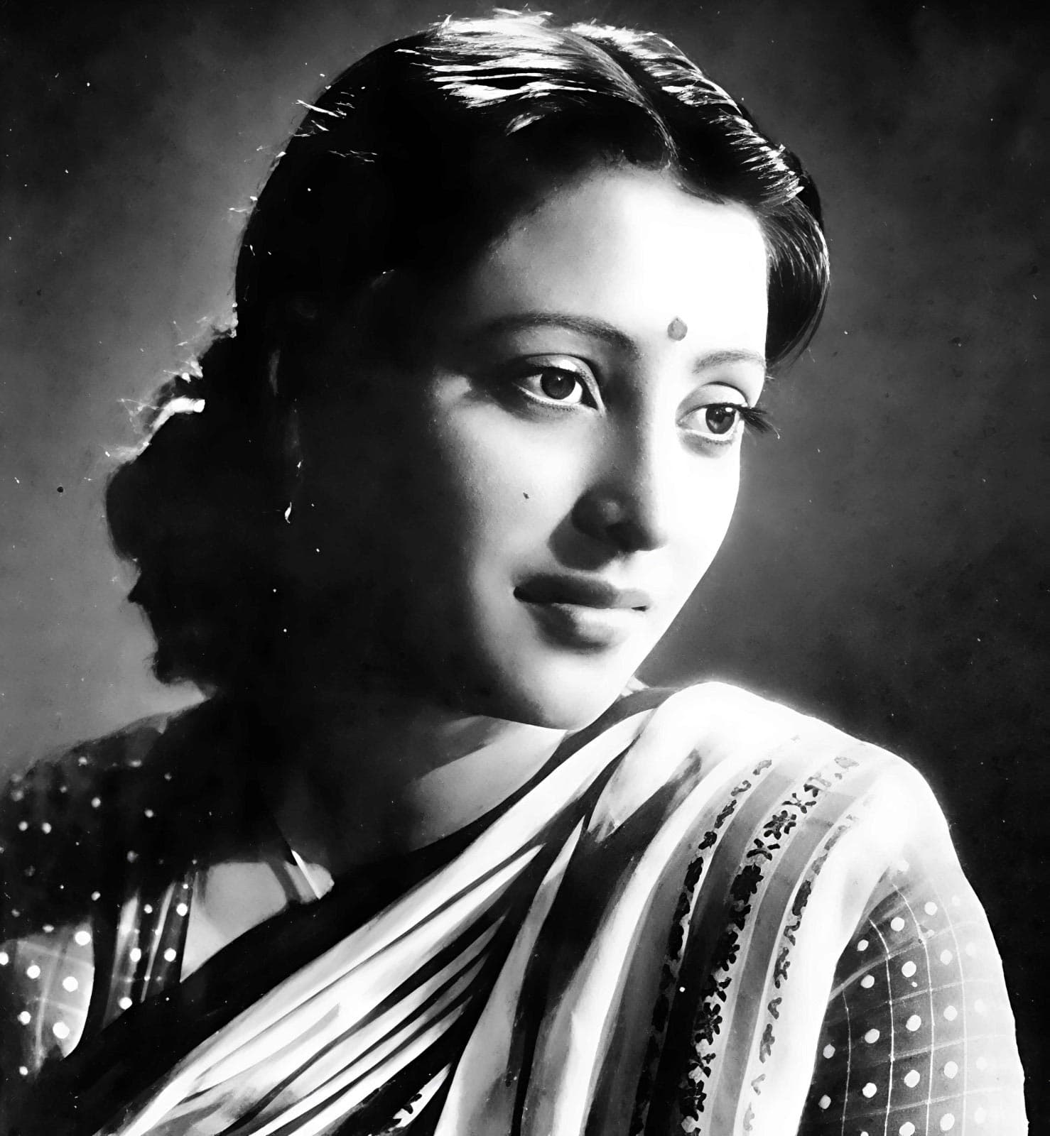 ১৯৬৩ সালে ‘সাত পাকে বাঁধা’ ছবিতে অনবদ্য অভিনয়ের জন্য মস্কো আন্তর্জাতিক চলচ্চিত্র উৎসবে তিনি ‘সিলভার প্রাইজ ফর বেস্ট অ্যাকট্রেস’ লাভ করেন। ১৯৭২ সালে ভারত সরকার তাকে পদ্মশ্রী সম্মানে ভূষিত করে।