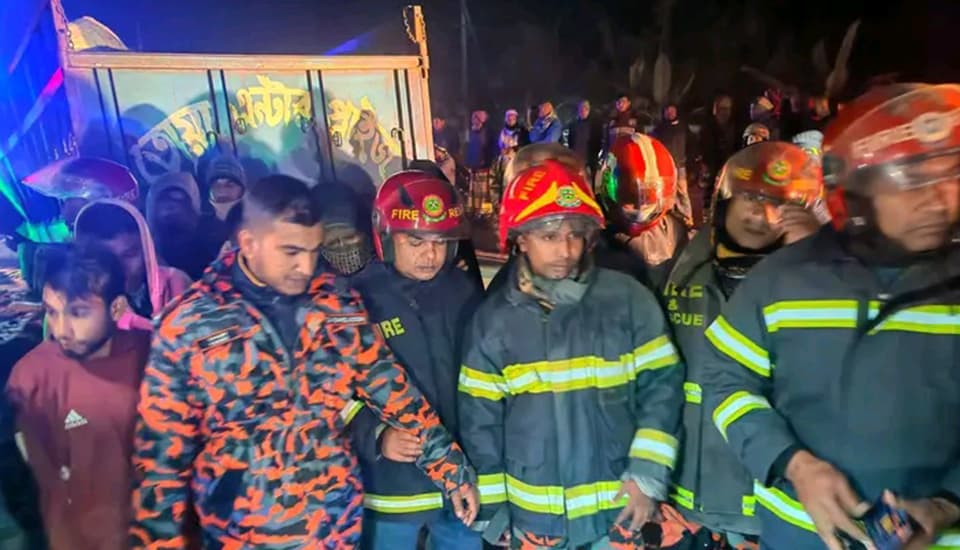 গাইবান্ধায় ট্রাকের পেছনে চলন্ত ট্রাকের ধাক্কা, চালকসহ নিহত ২