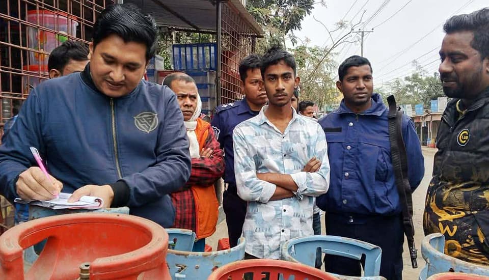 ভালুকায় বাজারে অভিযান, দুই এলপিজি ব্যবসায়ীকে জরিমানা