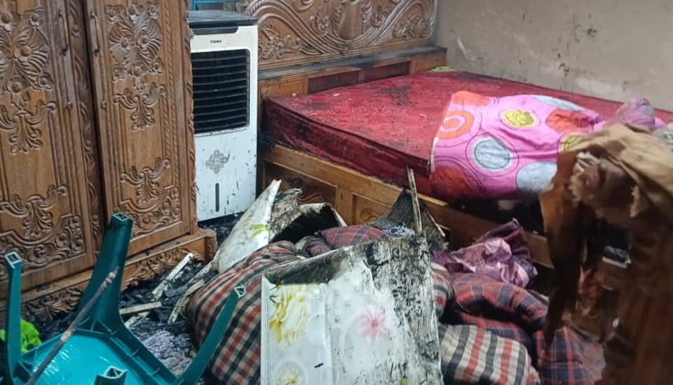 গাজীপুরে গভীর রাতে অগ্নিকাণ্ড: মার্কেটের দোকান ও বসতঘর পুড়ে ছাই