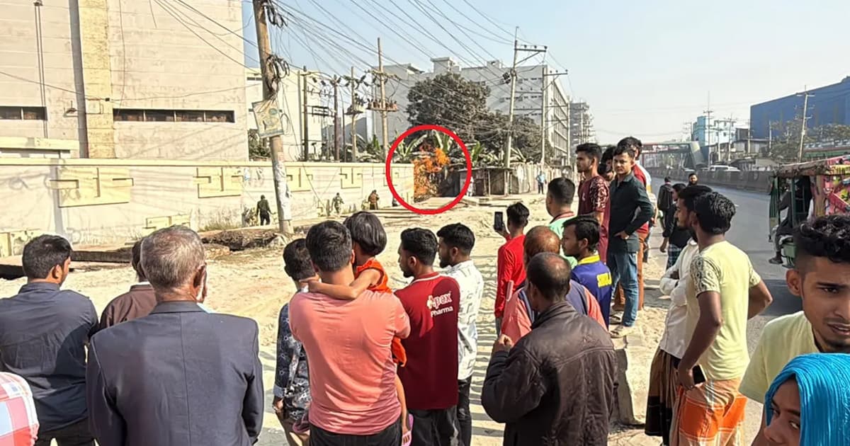 গাজীপুরে তিতাসের গ্যাস লিকেজ, এলাকাজুড়ে আগুন