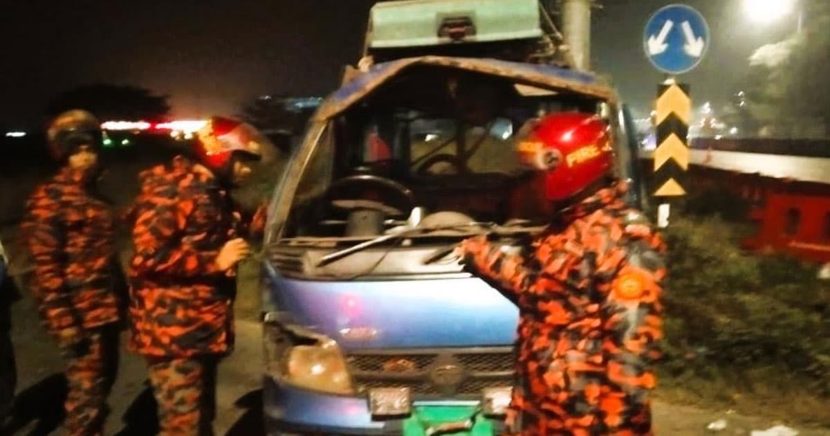 ঢাকা-ভাঙ্গা এক্সপ্রেসওয়েতে বাস-পিকআপের মুখোমুখী সংঘর্ষ, আহত ১০