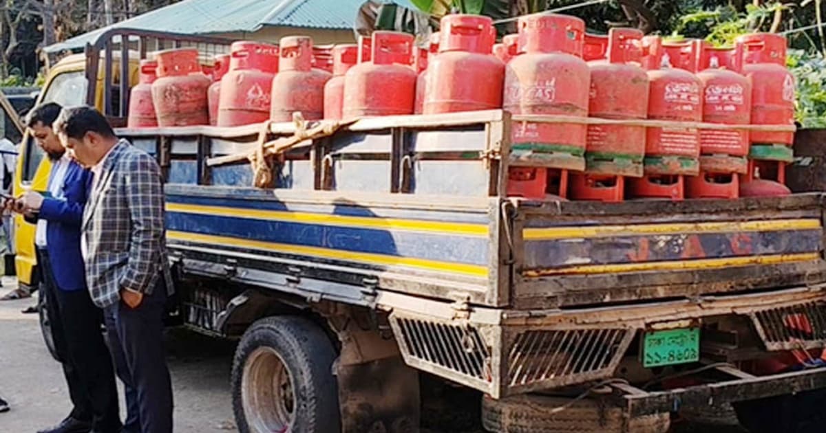 দোকানে সংকট, ব্যবসায়ীর ঘরে গ্যাস সিলিন্ডারের মজুত