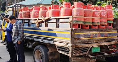 দোকানে সংকট, ব্যবসায়ীর ঘরে গ্যাস সিলিন্ডারের মজুত