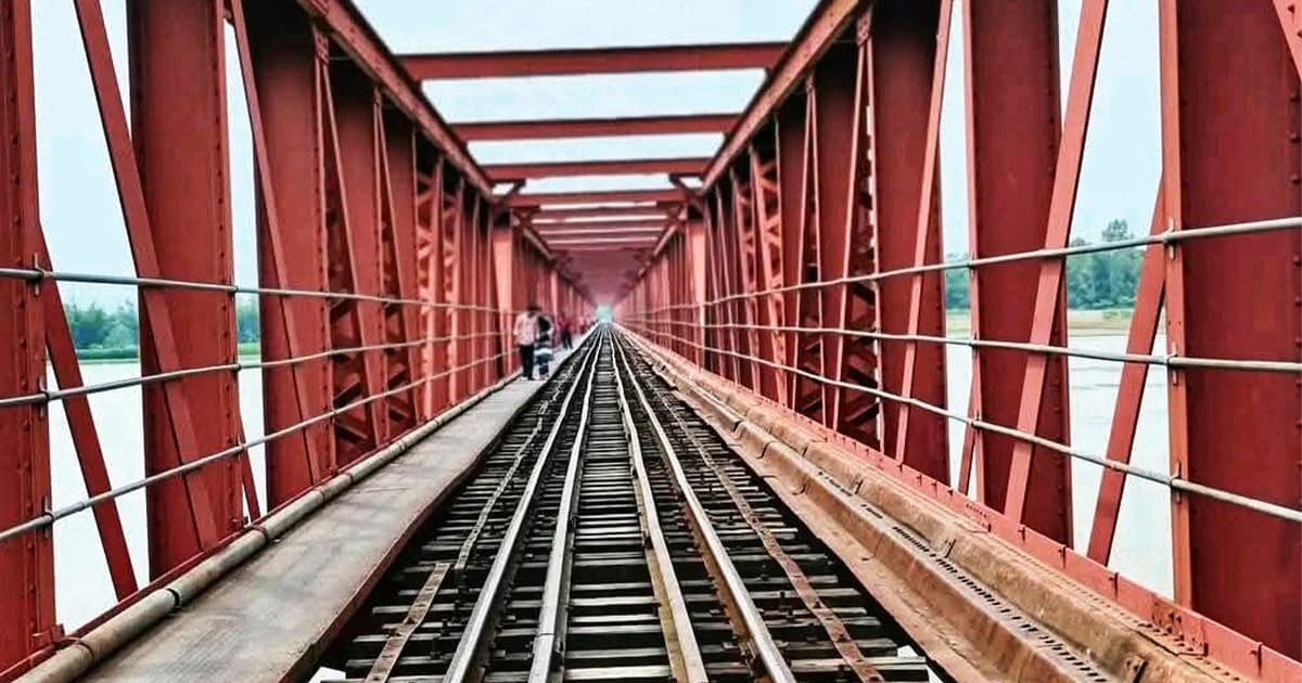 মেয়াদ শেষ ৯২ বছর আগে, তবুও ঝুঁকি নিয়ে ছুটছে ট্রেন
