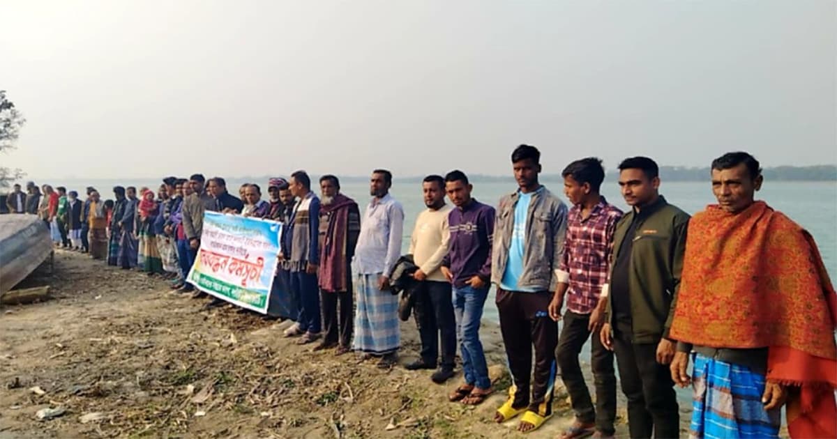 নলছিটিতে সুগন্ধা নদী ভাঙন রোধে মানববন্ধন