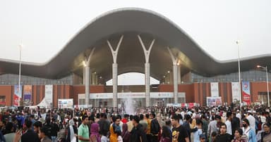 ছুটির দিনে জমে উঠেছে বাণিজ্য মেলা