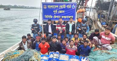 কক্সবাজারে অবৈধ আর্টিসানাল ট্রলিং বোট জব্দ, আটক ১৮