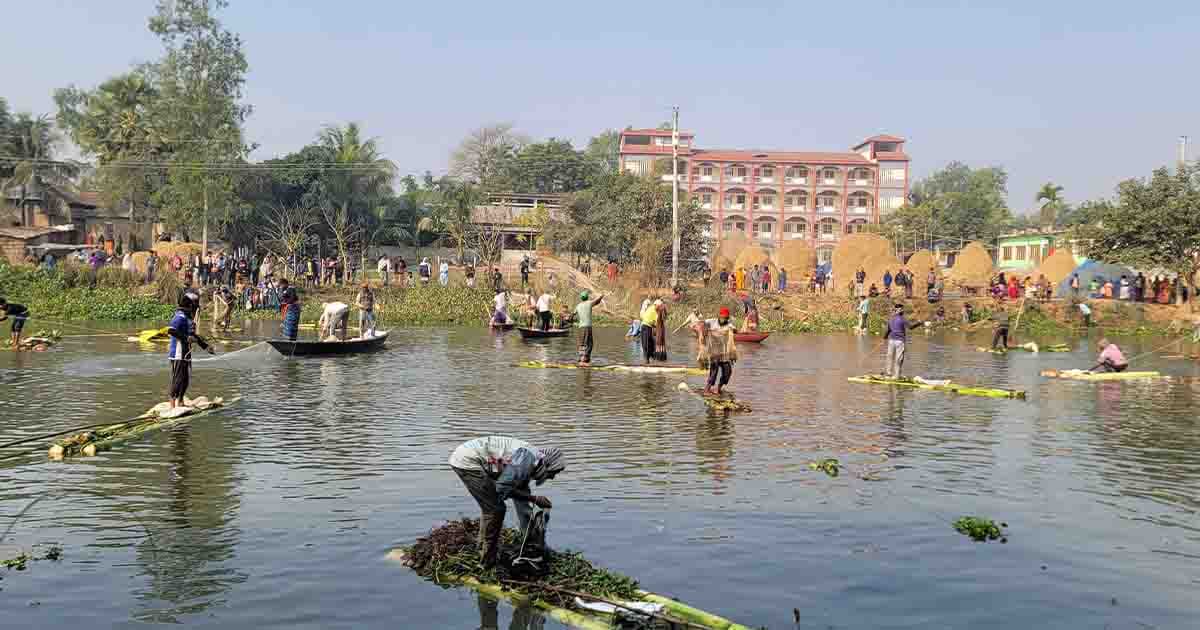 নাটোরে ৮৩ বছরের পুরনো ঐতিহ্যবাহী মাছ ধরা উৎসব