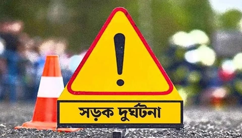 দাঁড়িয়ে থাকা ট্রাকে আরেক ট্রাকের ধাক্কা, নিহত ২