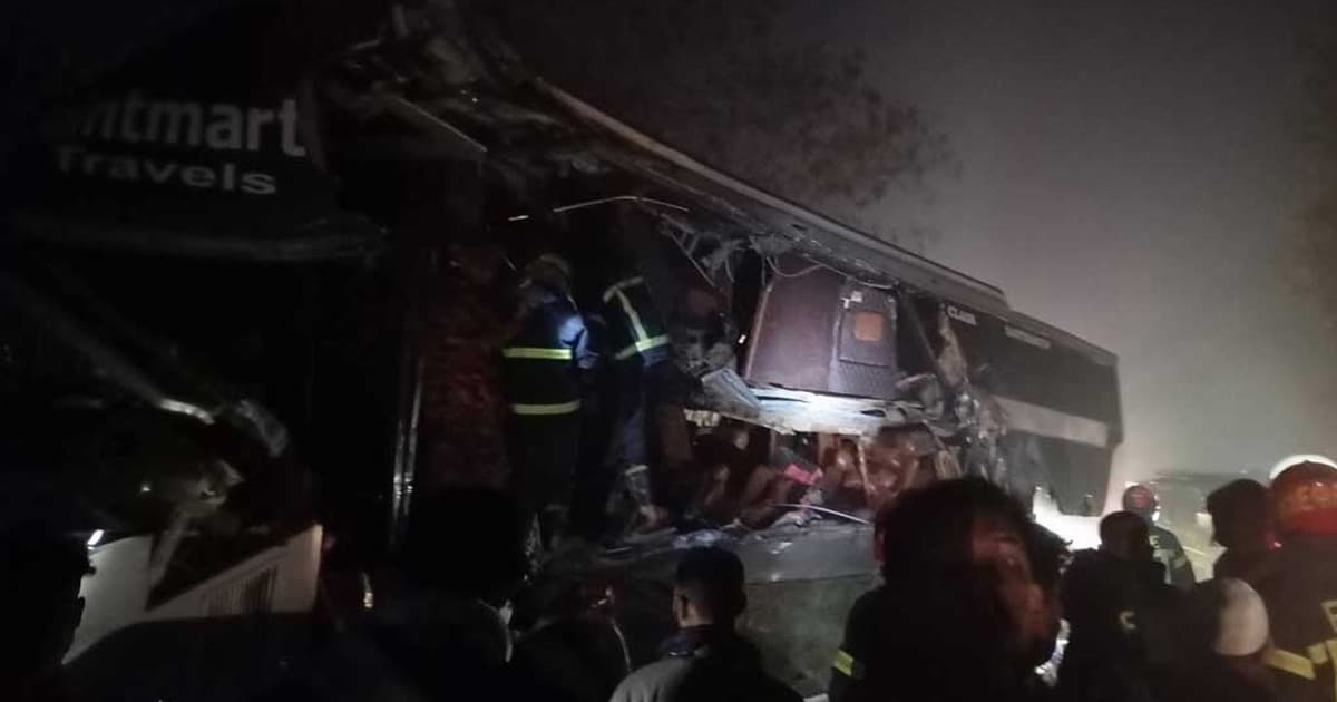 চট্টগ্রামে দাঁড়িয়ে থাকা ট্রাকে বাসের ধাক্কা, নিহত ৩