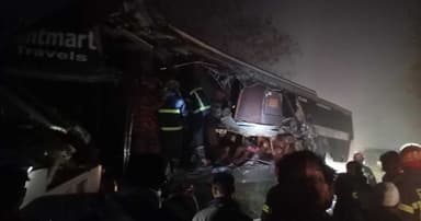 চট্টগ্রামে দাঁড়িয়ে থাকা ট্রাকে বাসের ধাক্কা, নিহত ৩