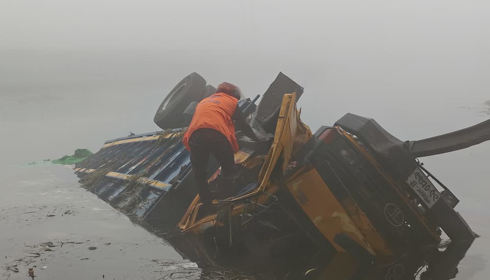 সেতুর রেলিং ভেঙে ট্রাক নদীতে, দুজনের মরদেহ উদ্ধার