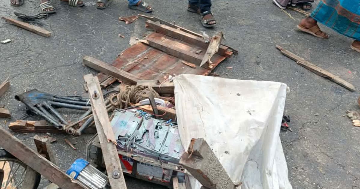 কাভার্ডভ্যানের চাপায় প্রাণ গেল ৩ জনের