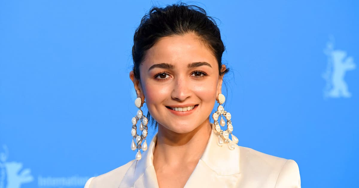 বুকে ‘কাপুর’ লিখে আলোচনায় আলিয়া ভাট