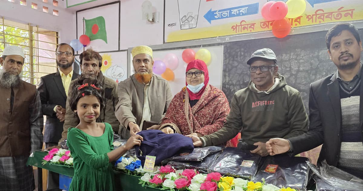 শীত উপহারে উচ্ছ্বসিত শিক্ষার্থীরা