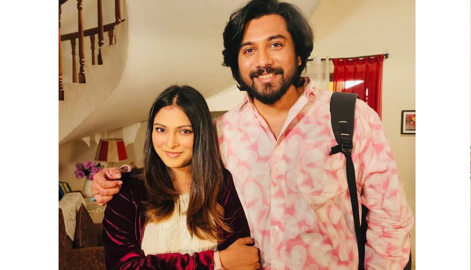 তানভীর-নাবিলার ‘আয়নার কারিগর’