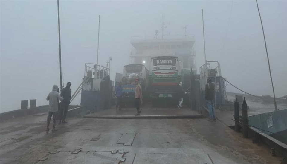 ঘন কুয়াশায় দৌলতদিয়া নৌপথে ফেরি চলাচল বন্ধ