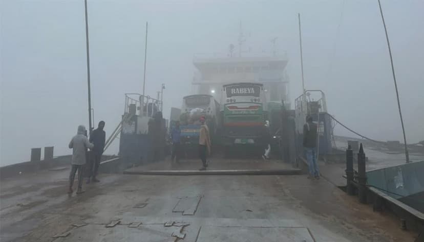 ঘন কুয়াশায় দৌলতদিয়া নৌপথে ফেরি চলাচল বন্ধ