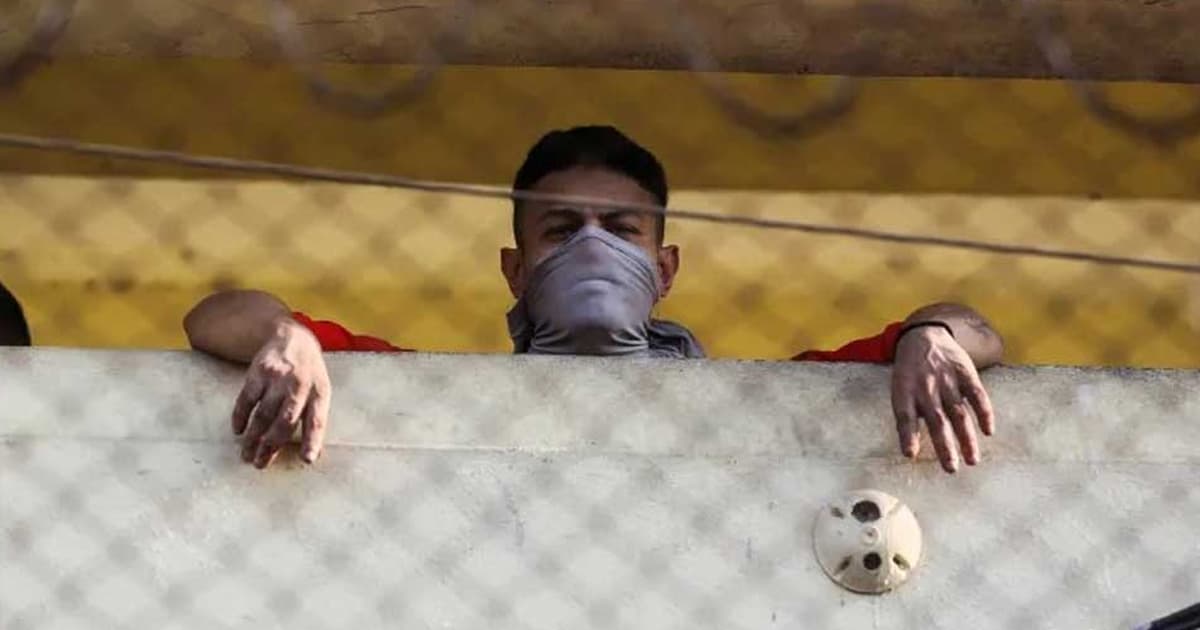 কয়েদিদের দখলে ৩ কারাগার: জিম্মি ৪৬