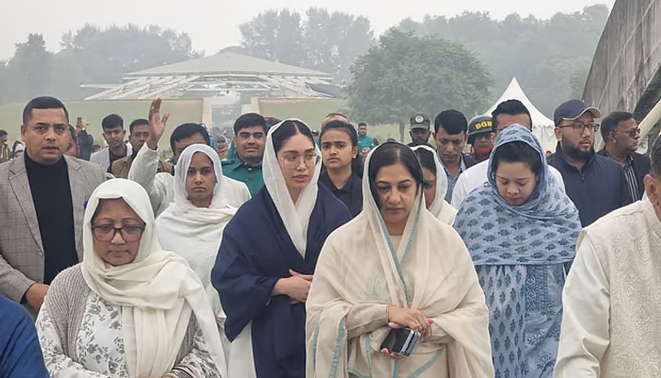 খালেদা জিয়ার কবর জিয়ারত করলেন পরিবারের সদস্যরা