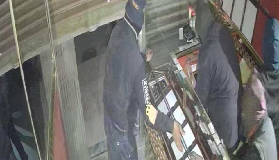 মোহাম্মদপুরে দোকান থেকে ৭০ ভরি সোনা, ৬০০ ভরি রুপা লুট