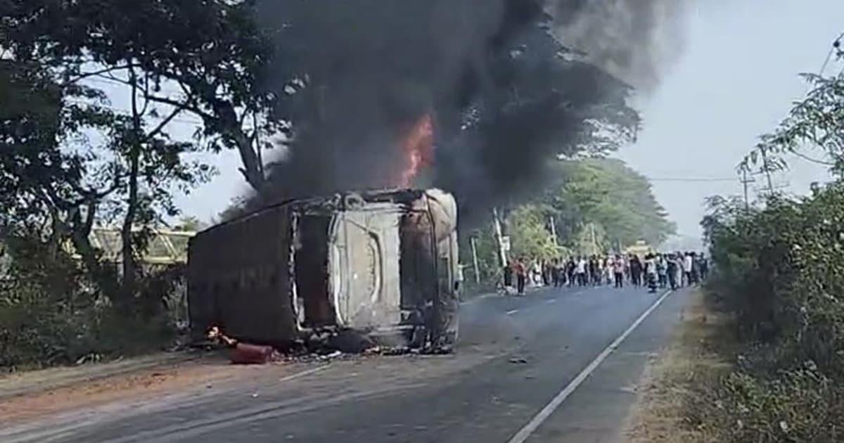 নিয়ন্ত্রণ হারিয়ে চলন্ত বাসে আগুন, প্রাণ গেল ৪ জনের
