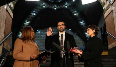 পবিত্র কোরআন ছুঁয়ে শপথ নিলেন জোহরান মামদানি