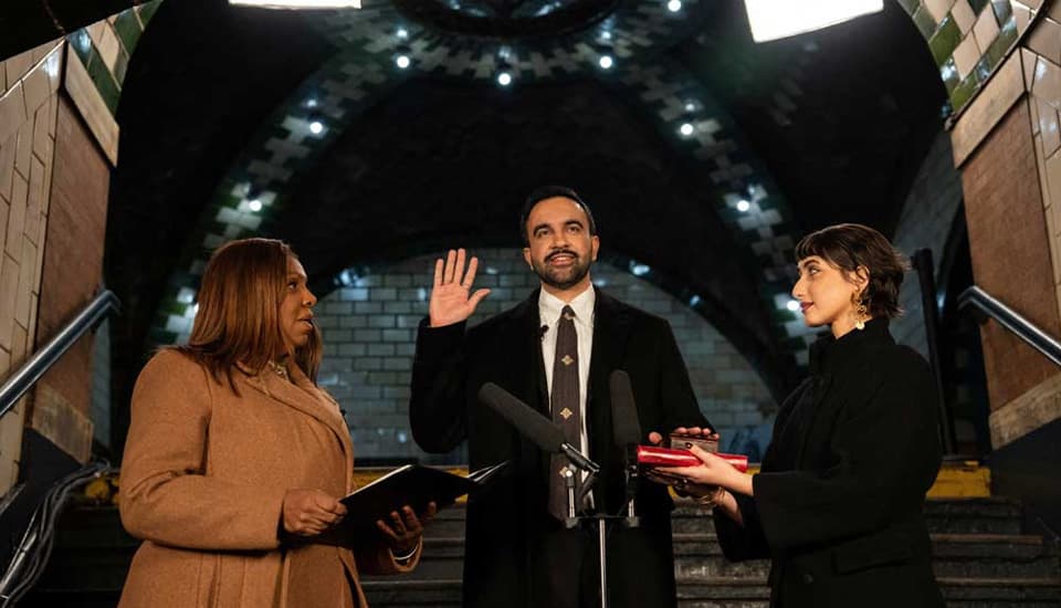 পবিত্র কোরআন ছুঁয়ে শপথ নিলেন জোহরান মামদানি