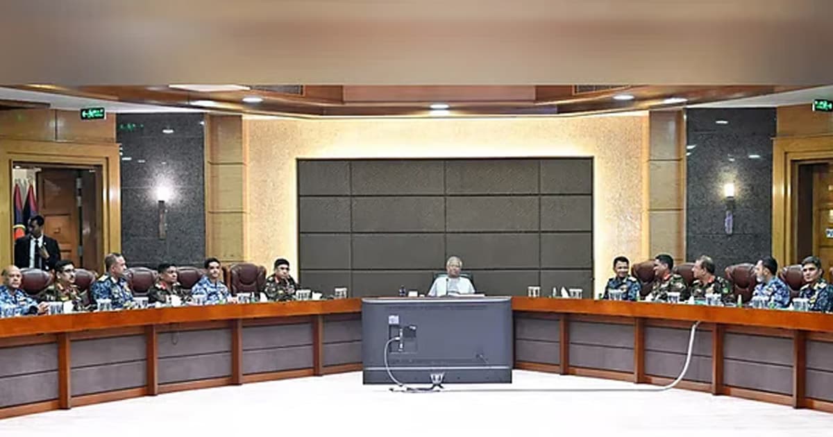 সশস্ত্র বাহিনীকে সর্বোচ্চ সতর্কতার নির্দেশ প্রধান উপদেষ্টার