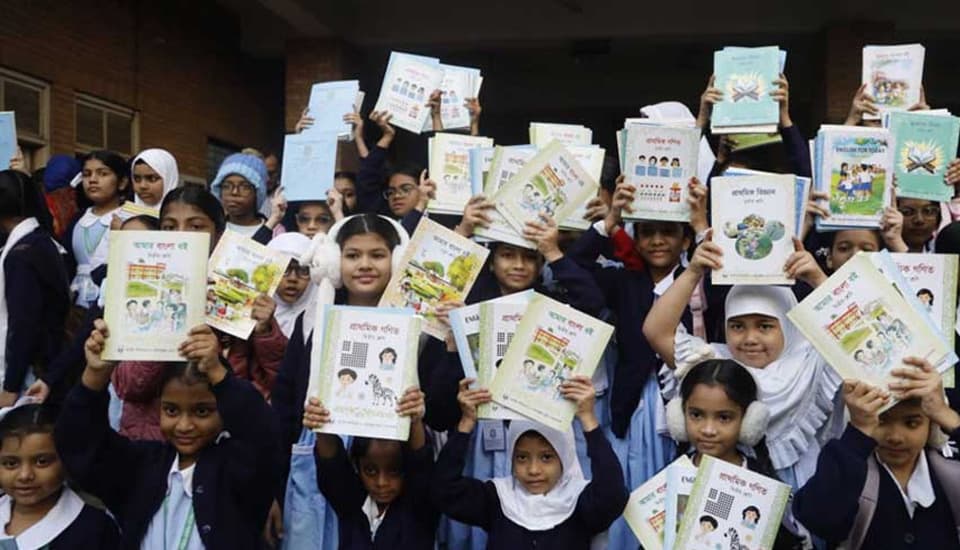 সব বই পাচ্ছে প্রাথমিকের শিশুরা, মাধ্যমিকে ‘মুখ গোমড়া’