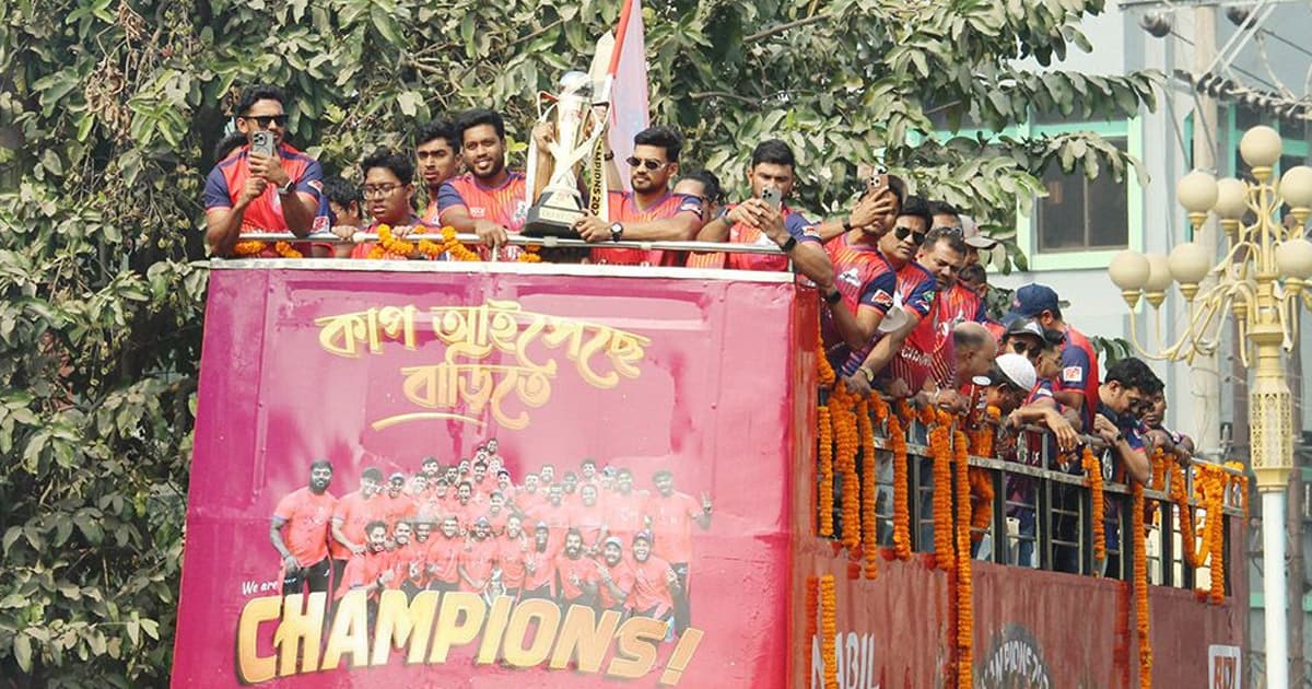 ছাদখোলা বাসে চ্যাম্পিয়ন রাজশাহীর উদযাপন