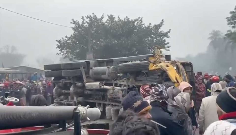 রাজশাহীতে বালুর ট্রাক নিয়ন্ত্রণ হারিয়ে নিহত ৪